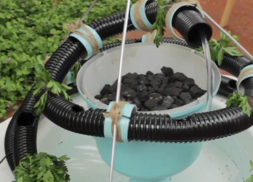 Sistema de cultivo flotante con auto-riego